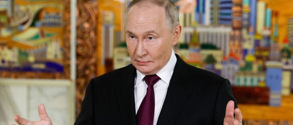 02.12.2025, Russland, Moskau: Der russische Präsident Wladimir Putin spricht zu Journalisten nach der Plenarsitzung des VTB-Investitionsforums «Russia Calling» in der russischen Hauptstadt. Foto: Sergei Ilnitsky/EPA Pool via AP/dpa +++ dpa-Bildfunk +++