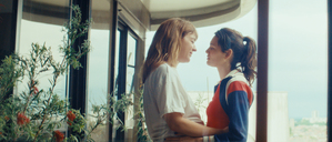 Ella Rumpf (rechts) und ihre Ehefrau Monia Chokri erwarten ihr erstes Kind.