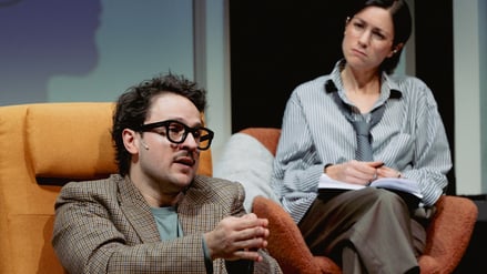 Therapiemarathon: Dimitrij Schaad und Eva Meckbach in dem Stück „Sabotage“