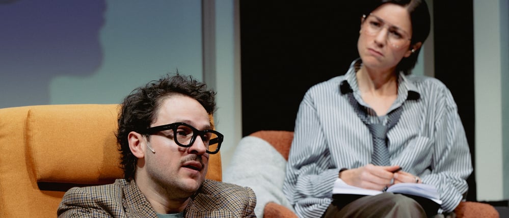 Therapiemarathon: Dimitrij Schaad und Eva Meckbach in dem Stück „Sabotage“