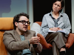 Therapiemarathon: Dimitrij Schaad und Eva Meckbach in dem Stück „Sabotage“