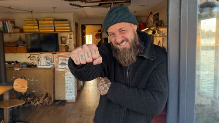 Jan Ebel lebt auf seinem Hausboot auf dem Rummelsburger See in Berlin.