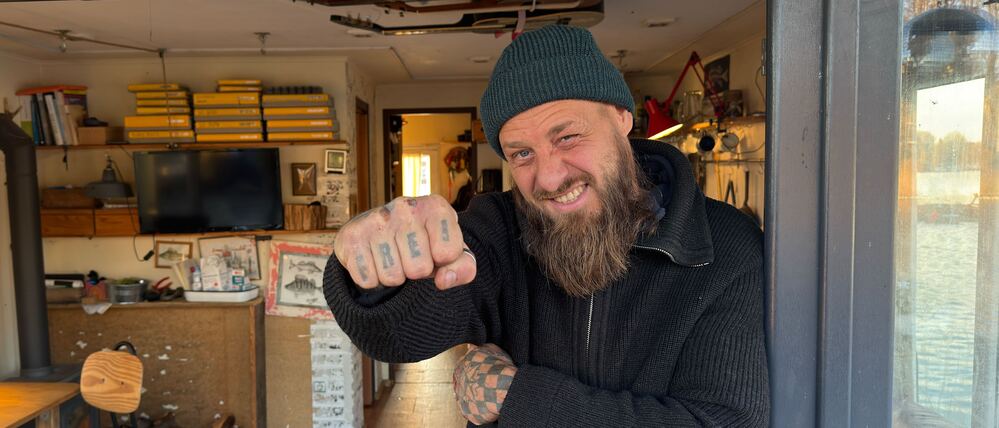Jan Ebel lebt auf seinem Hausboot auf dem Rummelsburger See in Berlin.
