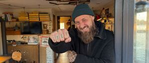 Jan Ebel lebt auf seinem Hausboot auf dem Rummelsburger See in Berlin.