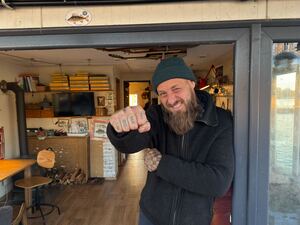 Jan Ebel lebt auf seinem Hausboot auf dem Rummelsburger See in Berlin. 