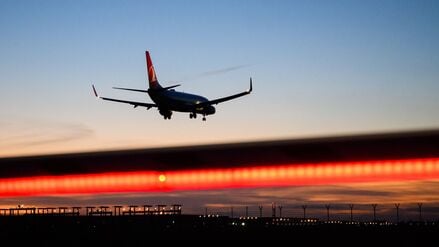 Ein Flugzeug von Turkish Airlines - Flug TK1555 von Istanbul nach Hannover - landet am Flughafen Hannover. 