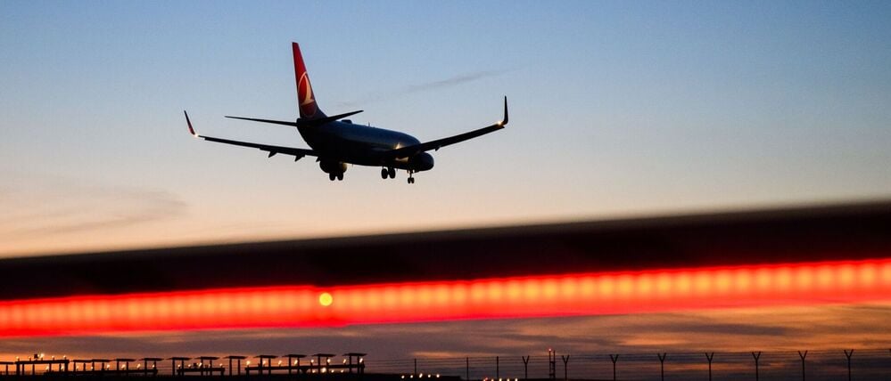 Ein Flugzeug von Turkish Airlines - Flug TK1555 von Istanbul nach Hannover - landet am Flughafen Hannover. 