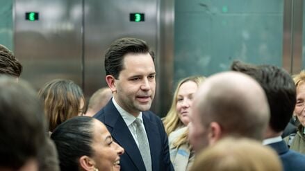 Johannes Winkel (CDU), Vorsitzender der Jungen Union und Mitglied der Jungen Gruppe, steht nach der Fraktionssitzung im Bundestag im Aufzug.