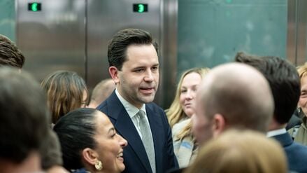 Johannes Winkel (CDU), Vorsitzender der Jungen Union und Mitglied der Jungen Gruppe, steht nach der Fraktionssitzung im Bundestag im Aufzug.