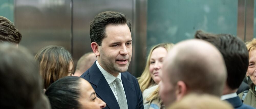 Johannes Winkel (CDU), Vorsitzender der Jungen Union und Mitglied der Jungen Gruppe, steht nach der Fraktionssitzung im Bundestag im Aufzug.