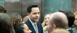 Johannes Winkel (CDU), Vorsitzender der Jungen Union und Mitglied der Jungen Gruppe, steht nach der Fraktionssitzung im Bundestag im Aufzug.