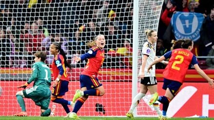 Klare Verhältnisse in Madrid: Doppeltorschützin Pina darf jubeln, Torhüterin Berger ist geschlagen.