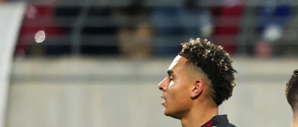  Leipzigs Spieler um Christoph Baumgartner (r, RB Leipzig) und Antonio Nusa (RB Leipzig) jubeln nach dem Treffer zum 2:1.