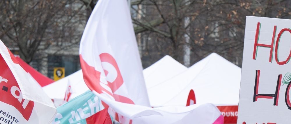 Bei der bisher letzten Tarrufrunde vor zwei Jahren verliehen Lehrkräfte und Hochschulbeschäftigte ihrer damaligen Forderung nach 10,5 Prozent mehr Gehalt mit Aktionen und Warnstreiks Nachdruck, hier in Dresden. (Archivfoto)