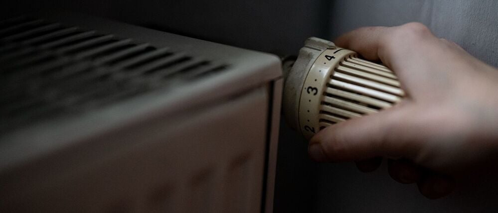 Besser mal runterdrehen - Heizen kann teuer sein. (Symbolbild)