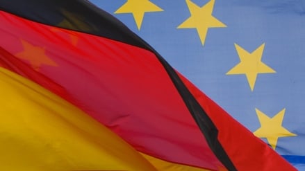 Die Nationalflagge von Deutschland und die Fahne der EU wehen im Wind (Symbolbild).
