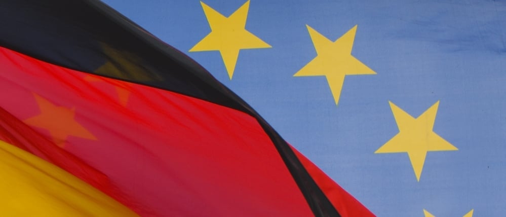 Die Nationalflagge von Deutschland und die Fahne der EU wehen im Wind (Symbolbild).