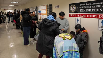 Antragsteller warten darauf, ihre Anhörungen vor dem US-Einwanderungsgericht in Manhattan, New York City, USA, am 2. Dezember 2025 zu beginnen (Symbolbild).