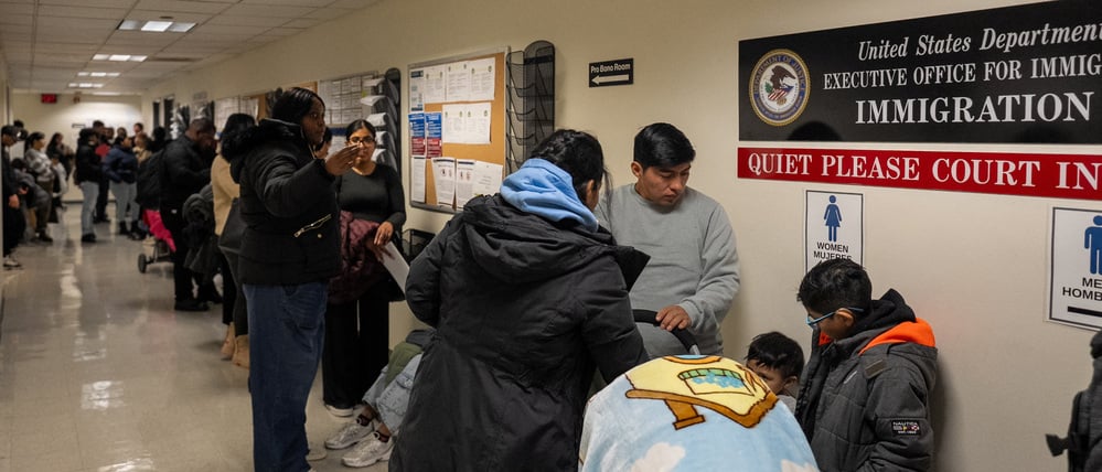 Antragsteller warten darauf, ihre Anhörungen vor dem US-Einwanderungsgericht in Manhattan, New York City, USA, am 2. Dezember 2025 zu beginnen (Symbolbild).