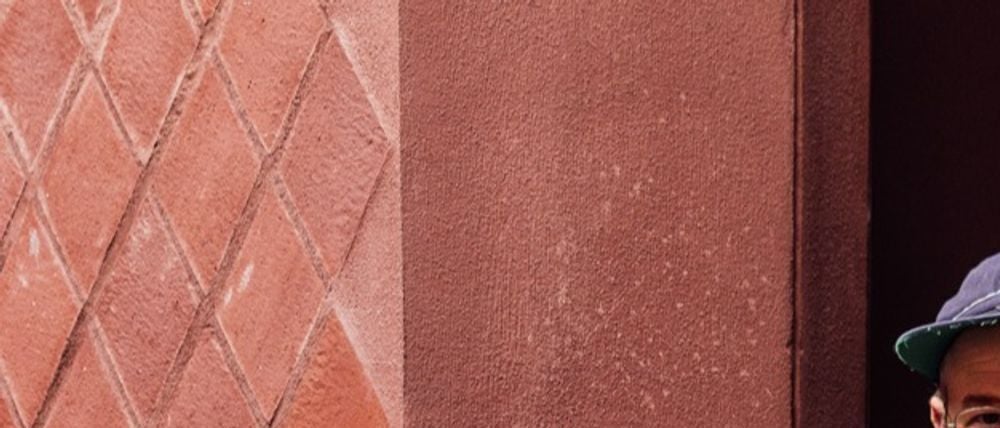 Der Künstler Michael Beutler arbeitet in Berlin und Aachen.