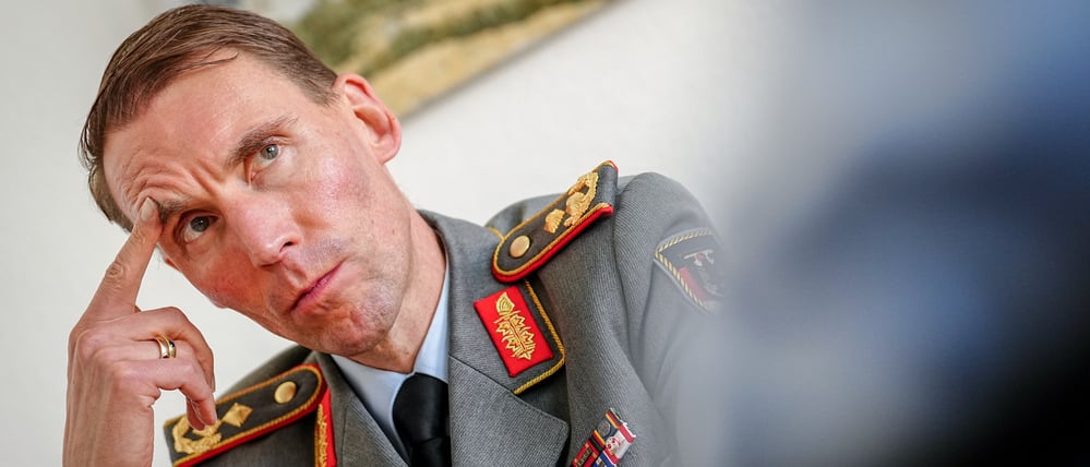 Generalmajor Christian Freuding bei einem Interview mit Reportern der Deutschen Presse-Agentur. 