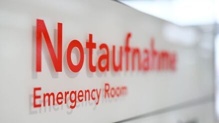 Auf einem Schild in einem Krankenhaus ist das Wort „Notaufnahme“ zu sehen (Symbolbild).