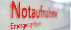 Auf einem Schild in einem Krankenhaus ist das Wort „Notaufnahme“ zu sehen (Symbolbild).