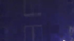 ARCHIV - 31.12.2022, Berlin: Polizeibeamte stehen am Silvesterabend in Berlin hinter explodierendem Feuerwerk. (zu dpa: «Festlich, nervig, bedrohlich? Die große Böller-Kontroverse») Foto: Julius-Christian Schreiner/TNN/dpa +++ dpa-Bildfunk +++