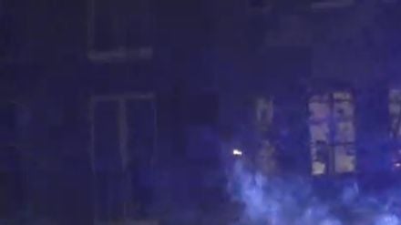 ARCHIV - 31.12.2022, Berlin: Polizeibeamte stehen am Silvesterabend in Berlin hinter explodierendem Feuerwerk. (zu dpa: «Festlich, nervig, bedrohlich? Die große Böller-Kontroverse») Foto: Julius-Christian Schreiner/TNN/dpa +++ dpa-Bildfunk +++