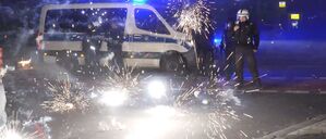 ARCHIV - 31.12.2022, Berlin: Polizeibeamte stehen am Silvesterabend in Berlin hinter explodierendem Feuerwerk. (zu dpa: «Festlich, nervig, bedrohlich? Die große Böller-Kontroverse») Foto: Julius-Christian Schreiner/TNN/dpa +++ dpa-Bildfunk +++