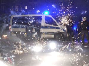 ARCHIV - 31.12.2022, Berlin: Polizeibeamte stehen am Silvesterabend in Berlin hinter explodierendem Feuerwerk. (zu dpa: «Festlich, nervig, bedrohlich? Die große Böller-Kontroverse») Foto: Julius-Christian Schreiner/TNN/dpa +++ dpa-Bildfunk +++