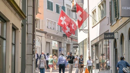 Menschen gehen in Zürich einkaufen (Symbolbild).