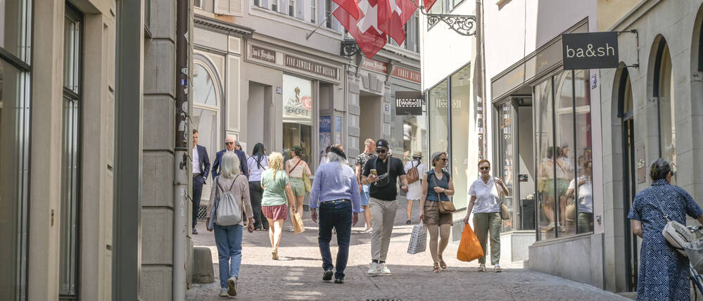 Menschen gehen in Zürich einkaufen (Symbolbild).