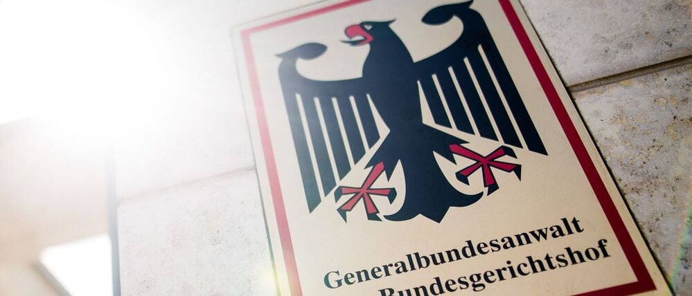 „Generalbundesanwalt beim Bundesgerichtshof“ steht auf einem Schild am Eingang zum Gebäude der Bundesanwaltschaft (Symbolbild).