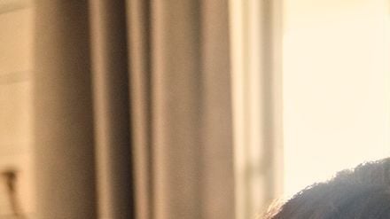 Meghan schmückt den Weihnachtsbaum.