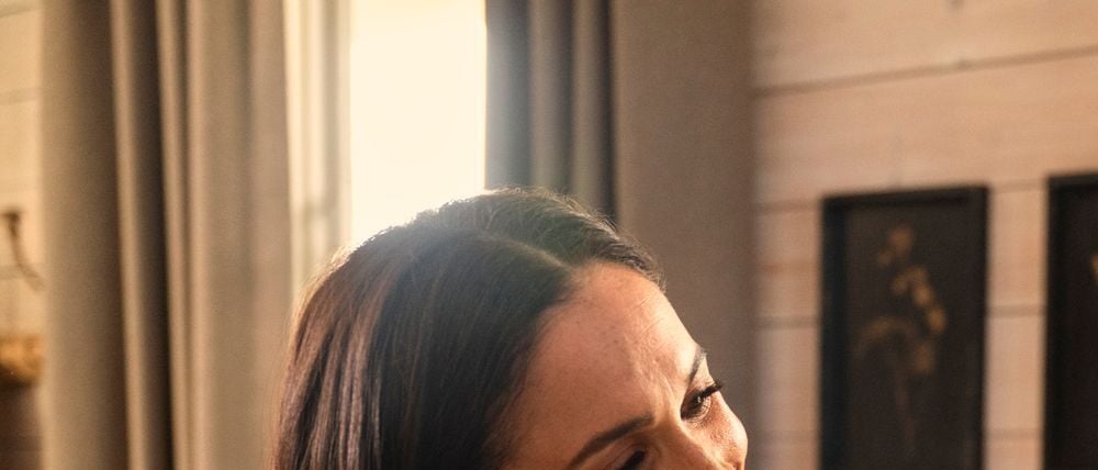 Meghan schmückt den Weihnachtsbaum. 