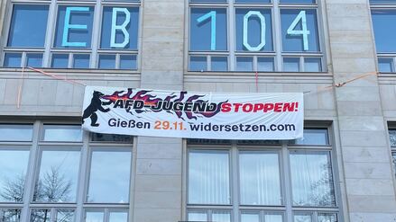 Das Oberverwaltungsgericht Berlin-Brandenburg hat einen Eilantrag gegen ein Protestbanner an der TU Berlin abgewiesen.