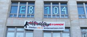 Das Oberverwaltungsgericht Berlin-Brandenburg hat einen Eilantrag gegen ein Protestbanner an der TU Berlin abgewiesen.