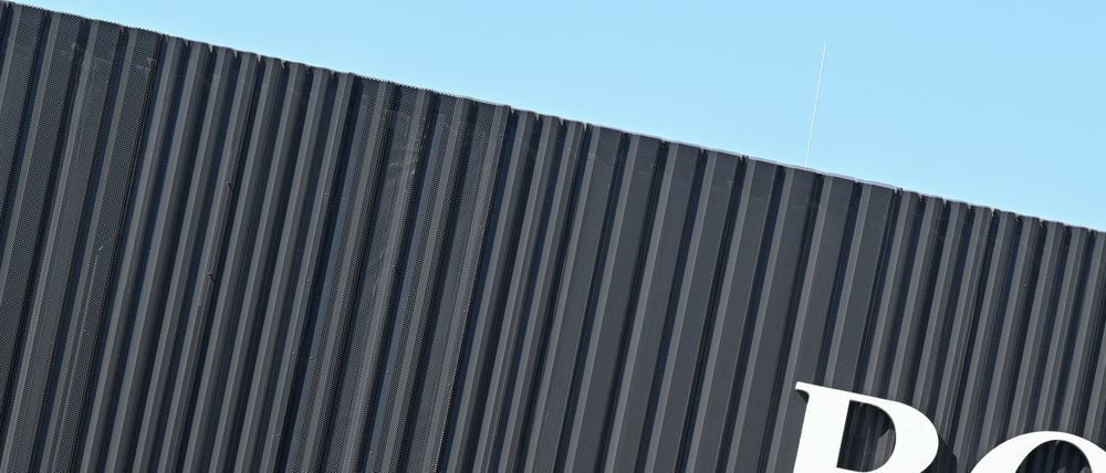 Der Modekonzern Hugo Boss rechnet für 2026 mit einem Umsatzrückgang. Erst ab dem Jahr 2027 sollen sich die Zahlen wieder verbessern. (Archivbild)