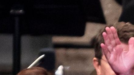 In mehr als 300 Kinos europaweit ist das Silvesterkonzert der Berliner Philharmoniker unter Chefdirigent Kirill Petrenkozu (M) erleben. (Archivbild)