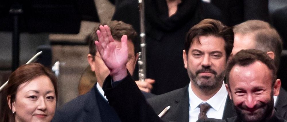 In mehr als 300 Kinos europaweit ist das Silvesterkonzert der Berliner Philharmoniker unter Chefdirigent Kirill Petrenkozu (M) erleben. (Archivbild)