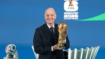 Sein Pokal. Gianni Infantino lebt in seiner eigenen Fußball-Blase.