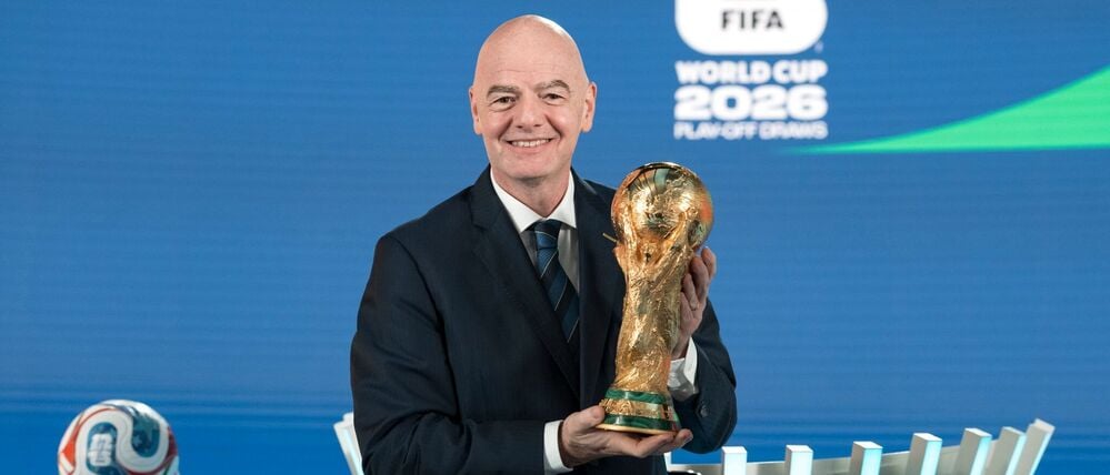 Sein Pokal. Gianni Infantino lebt in seiner eigenen Fußball-Blase.