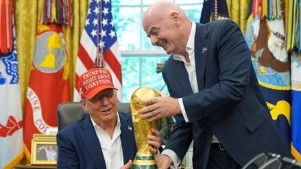 Ein guter Deal? Fifa-Präsident Gianni Infantino (r.) überreicht US-Präsident Donald Trump den WM-Pokal.