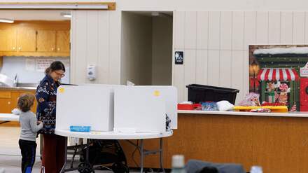 Eine Wählerin stimmt in Tennessee ab. 