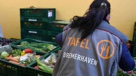 Eine Mitarbeiterin der Bremerhavener Tafel bereitet Obst und Gemüse zur Verteilung vor. Wegen Armut müssen 17,6 Prozent der Menschen in Deutschland auf wichtige Güter, Dienstleistungen oder Aktivitäten verzichten.