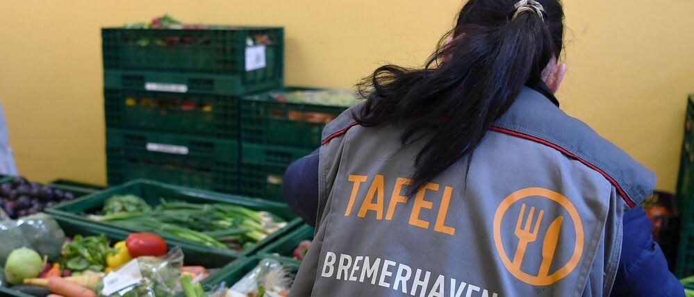Eine Mitarbeiterin der Bremerhavener Tafel bereitet Obst und Gemüse zur Verteilung vor. Wegen Armut müssen 17,6 Prozent der Menschen in Deutschland auf wichtige Güter, Dienstleistungen oder Aktivitäten verzichten.