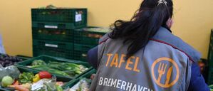 Eine Mitarbeiterin der Bremerhavener Tafel bereitet Obst und Gemüse zur Verteilung vor. Wegen Armut müssen 17,6 Prozent der Menschen in Deutschland auf wichtige Güter, Dienstleistungen oder Aktivitäten verzichten.