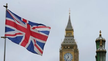 Die britische Flagge weht in der Nähe des Big Ben am fünften Jahrestag des offiziellen Austritts des Vereinigten Königreichs aus der Europäischen Union.
