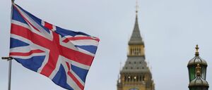 Die britische Flagge weht in der Nähe des Big Ben am fünften Jahrestag des offiziellen Austritts des Vereinigten Königreichs aus der Europäischen Union.